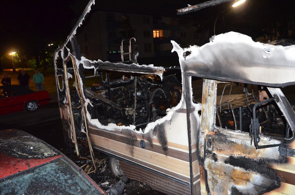 Auto 1 Wohnmobil ausgebrannt Koeln Gremberg Kannebaeckerstr P5445.JPG - Miklos Laubert